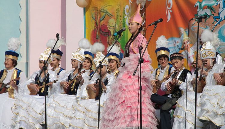 800px-Traditional_costume_for_Nowruz