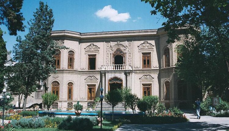 800px-Tehran_-_Glass_ware_and_ceramics_Museum