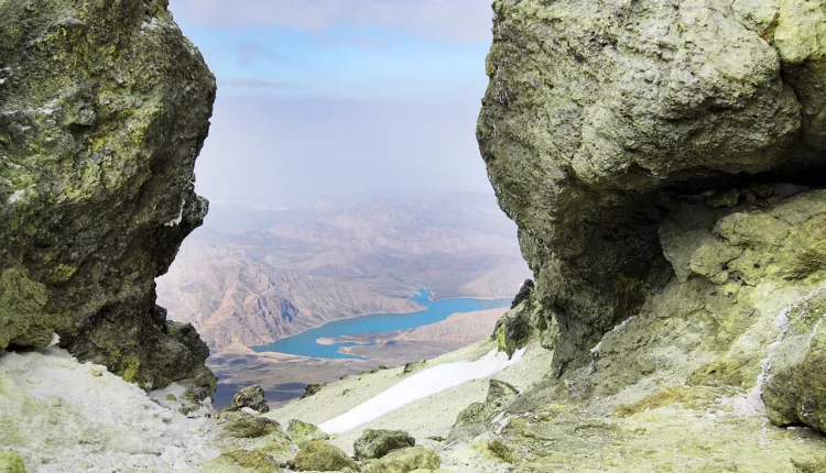 1280px-990513-Damavand-IMG_4854-2