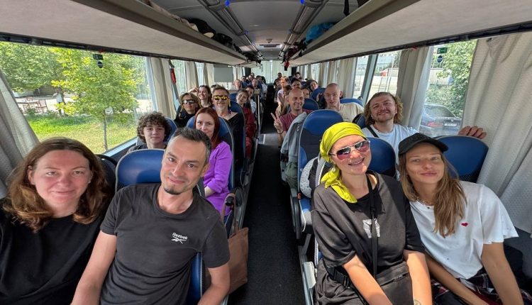 Russian Citizens Leave Iran